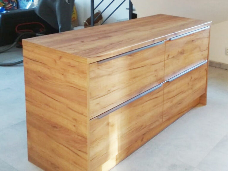 Ostrůvek kuchyně v dekoru dub.