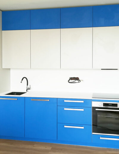 Rovná kuchyň v kombinaci modré a bílé.