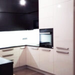 Bílá kuchyň do U s tmavou pracovní deskou