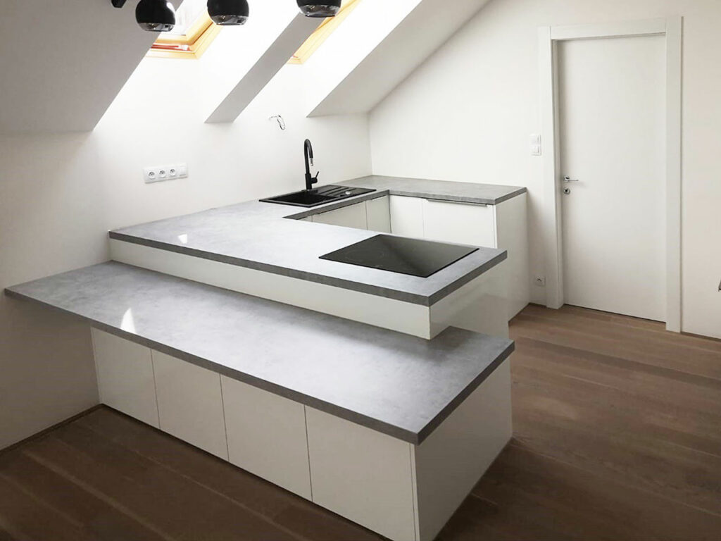 Jednoduchá kuchyň do U v podkrovním bytě.