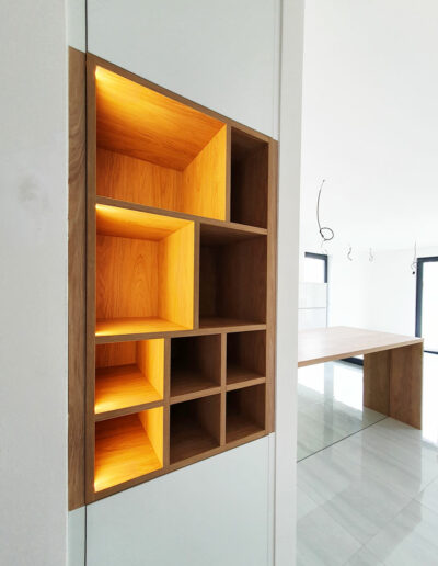 Vinotéka podsvícená LED páskem v dekoru přírodního dubu.