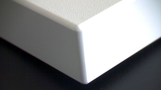 Dřevotřísková lamino deska v bílé barvě