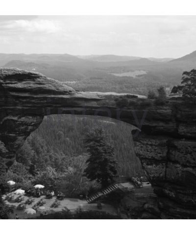 vestavene-skrine-na-miru-designglass-BW 29