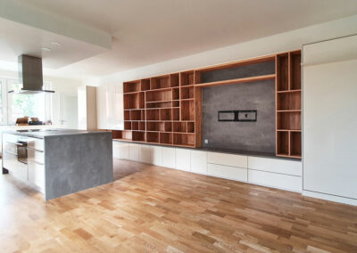 Obývací stena s kuchyní v kombinaci krémového lesku a matného dřeva