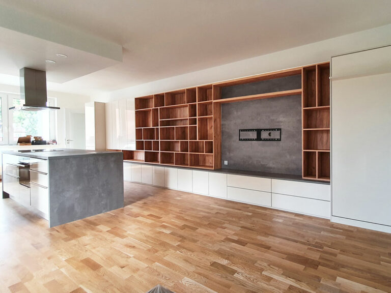 Obývací stena s kuchyní v kombinaci krémového lesku a matného dřeva