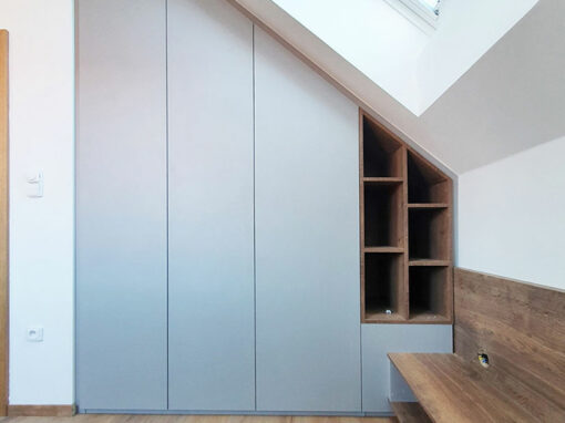 Vestavěná skříň do podkroví s pantovými dveřmi a otevřenou částí v dřevodekoru