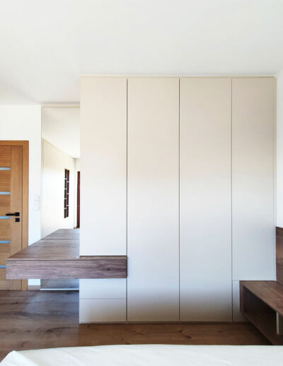 Vestavěná skříň s pantovými dveřmi a vsazeným šuplíkem