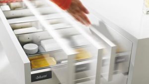 Vnitřní vybavení kuchyni od značky BLUM.